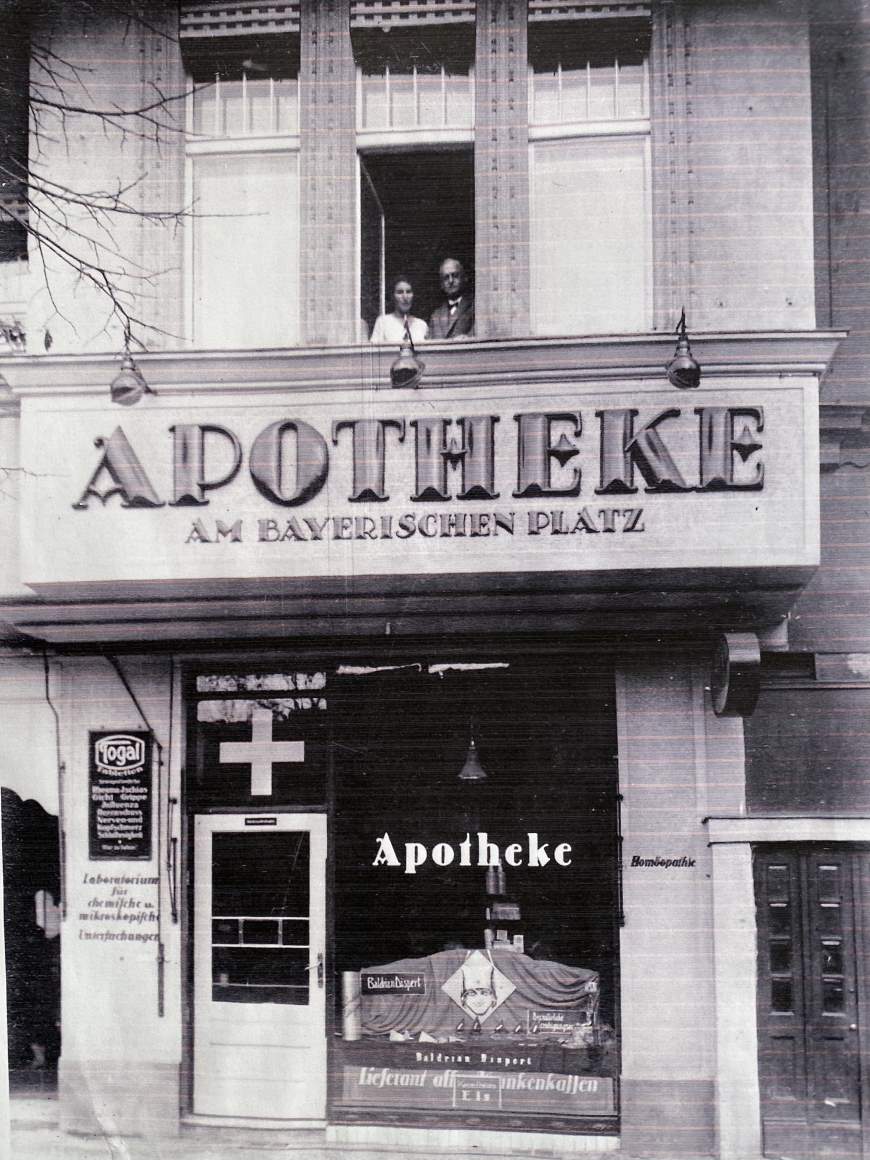 Apotheke von Georg Rexhausen im Haus Bayerischer Platz 11 - damals wohnte er mit Elisabeth Rexhausen über der Apotheke. Zu der Zeit war
es noch Pflicht, im Haus der Apotheke zu wohnen, damit man bei Notfällen sofort zur Verfügung stehen konnte. - Foto: Archiv Helma Heinrici